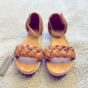 NWT Tahari Girls Light Brown Braided Sandals Size 2